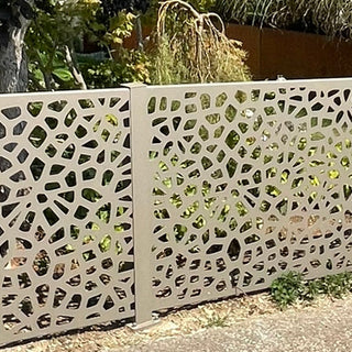 Projektbeispiel: Individueller Gartenzaun mit Gartentür im Design DS-21