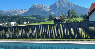 Projektbeispiel: Zaun mit Design DS-58 – Stilvolle Grundstücksbegrenzung mit Alpenblick