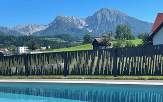 Projektbeispiel: Zaun mit Design DS-58 – Stilvolle Grundstücksbegrenzung mit Alpenblick